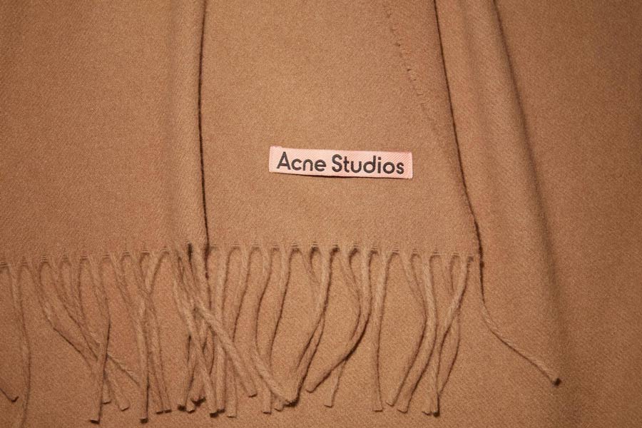 Acne Studios焦糖棕大围巾5.4折只需£75！手慢断货，巨划算！