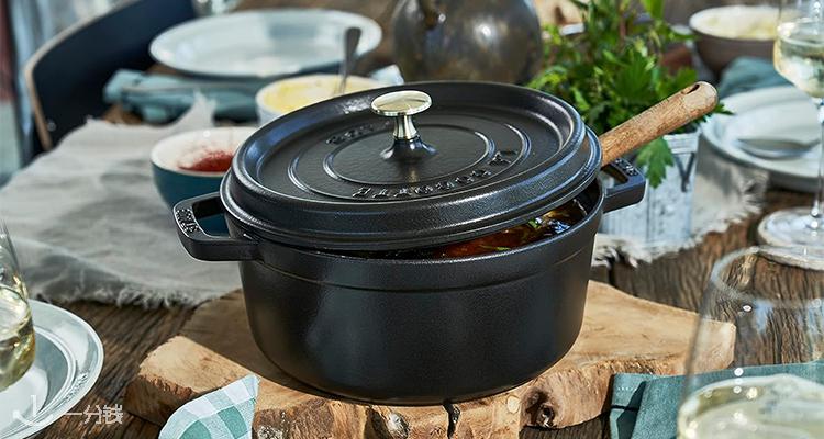 Staub 铸铁珐琅锅 24cm£164收！健康烹饪好帮手～用它煲汤煮火锅实在太幸福🍲