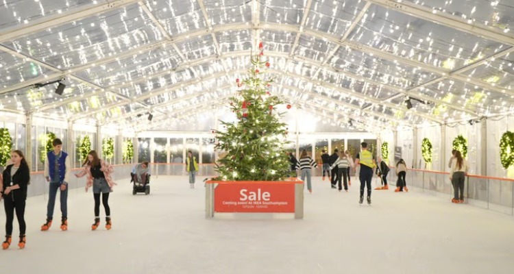 独家团购42折!伦敦室内滑冰仅£7!免费提供溜冰鞋⛸️ 最适合冰上运动的时间来咯!