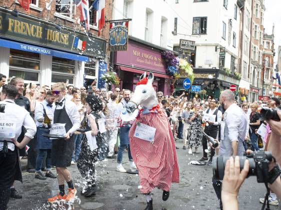 Soho Village Fete & Waiters’ Race 伦敦来了！Soho年度最欢乐的社区派对，等你来体验英伦复古与奇趣嘉年华！