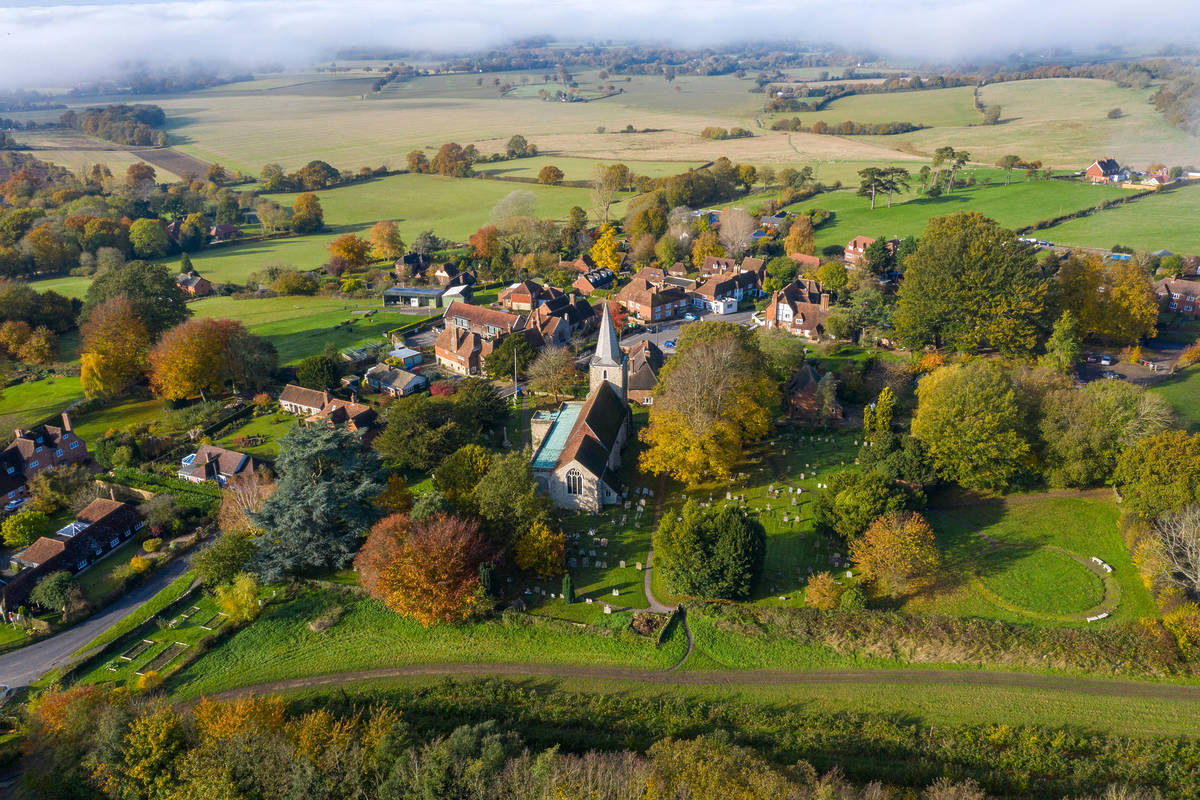This Charming And Picturesque Village Near London Hides A Dark Secret – It’s The Most Haunted Village In The Country With 12 Official Ghosts｜Pluckley闹鬼村庄探秘，胆量与好奇心的双重挑战！