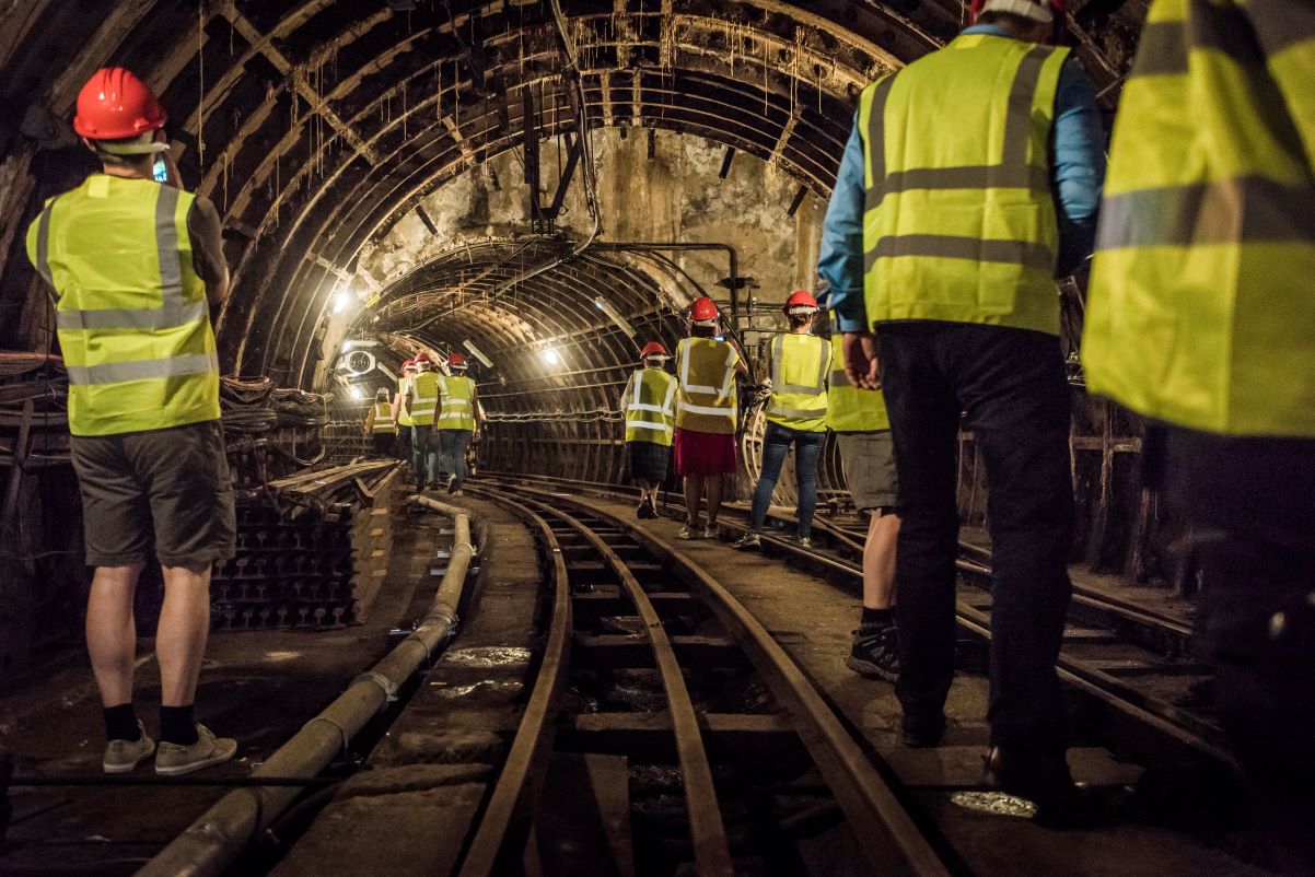 You Can Explore 100-Year-Old Underground Tunnels Hidden Beneath The Streets Of London – Walk Along The Tracks At This Museum’s Mail Rail Tours 伦敦来了！跟着讲解员走进百年邮政地铁，体验城市最隐秘的地下冒险