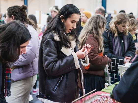 Bling it on! 独立珠宝设计师市集伦敦来了！100+珠宝艺术家现场闪耀，淘独一无二的心头好