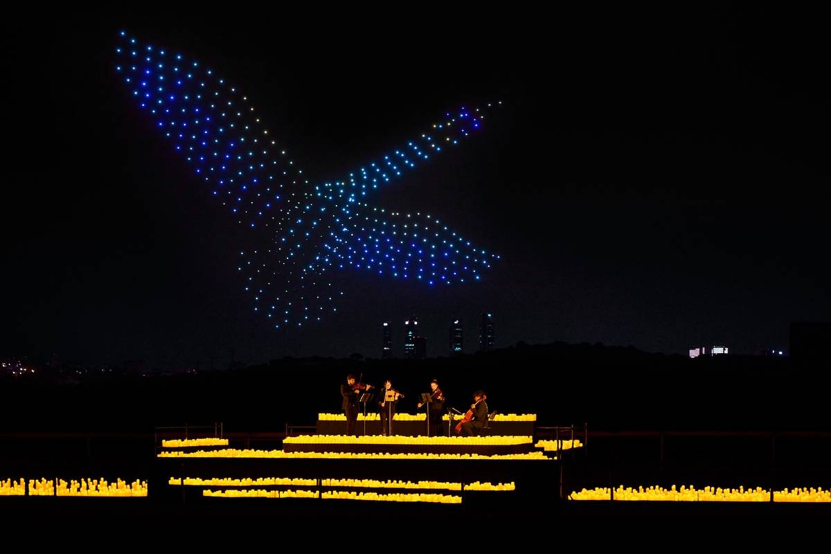 DroneArt Show伦敦来了！千架无人机烛光音乐会，点亮萨里郡的夜空