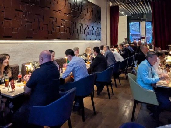 伦敦周五夜速配来了！40-55岁单身人士的专属社交派对