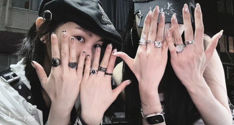 朋克美学💍Vivienne Westwood「戒指合集」上线!🛡️浮雕盔甲戒指£250🌌立体logo款£95