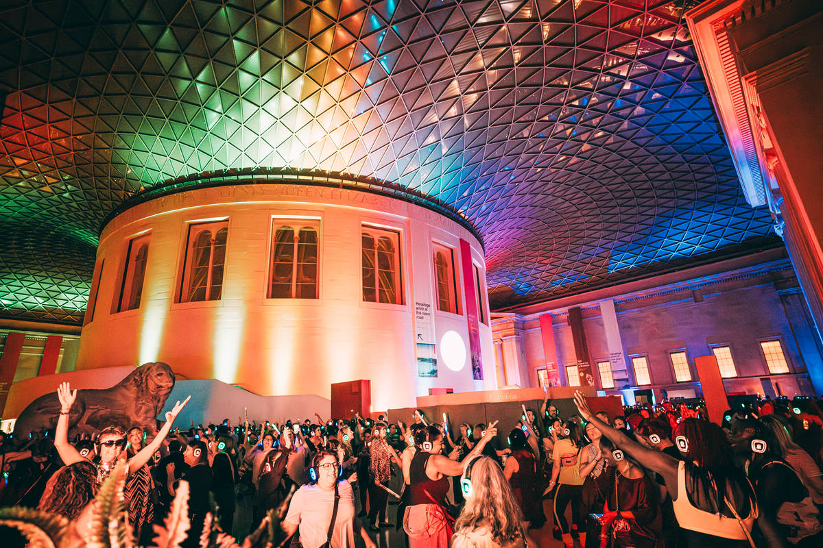 大英博物馆80年代无声迪斯科派对来了！在欧洲最大玻璃穹顶下，用耳机蹦一场复古迪