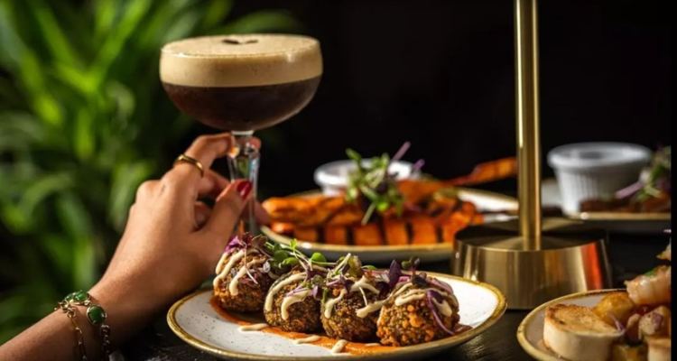 伦敦周五爵士之夜微醺约会✨精致正餐配红酒 + 现场 Live，半价特惠解锁氛围感满分夜晚🎷