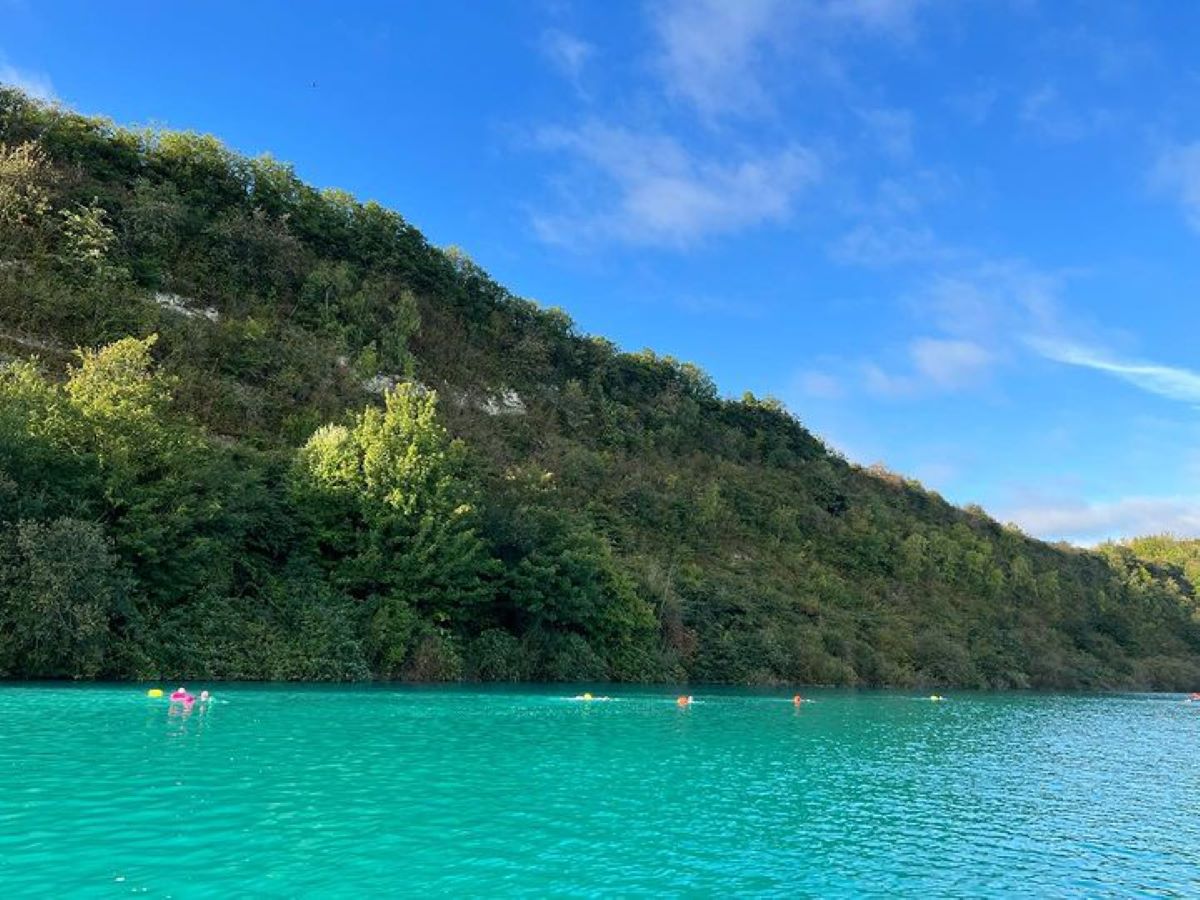 St Andrews Lakes，伦敦出发不到一小时！这片蓝得不像话的湖泊有沙滩、水上乐园和漂浮小屋，等你来打卡。