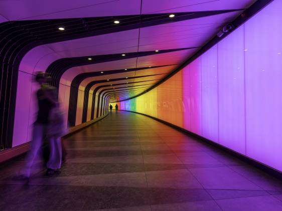 Walk Through a Rainbow in Pride Month｜伦敦国王十字彩虹隧道免费打卡，来一场光与色彩的漫步！