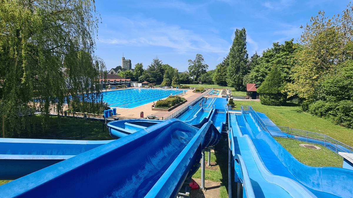 Guildford Lido：伦敦附近的奥林匹克级户外泳池，三个水滑梯与亲子戏水区来了！这个夏天，带上泳衣跳进1930年代的经典清凉吧。