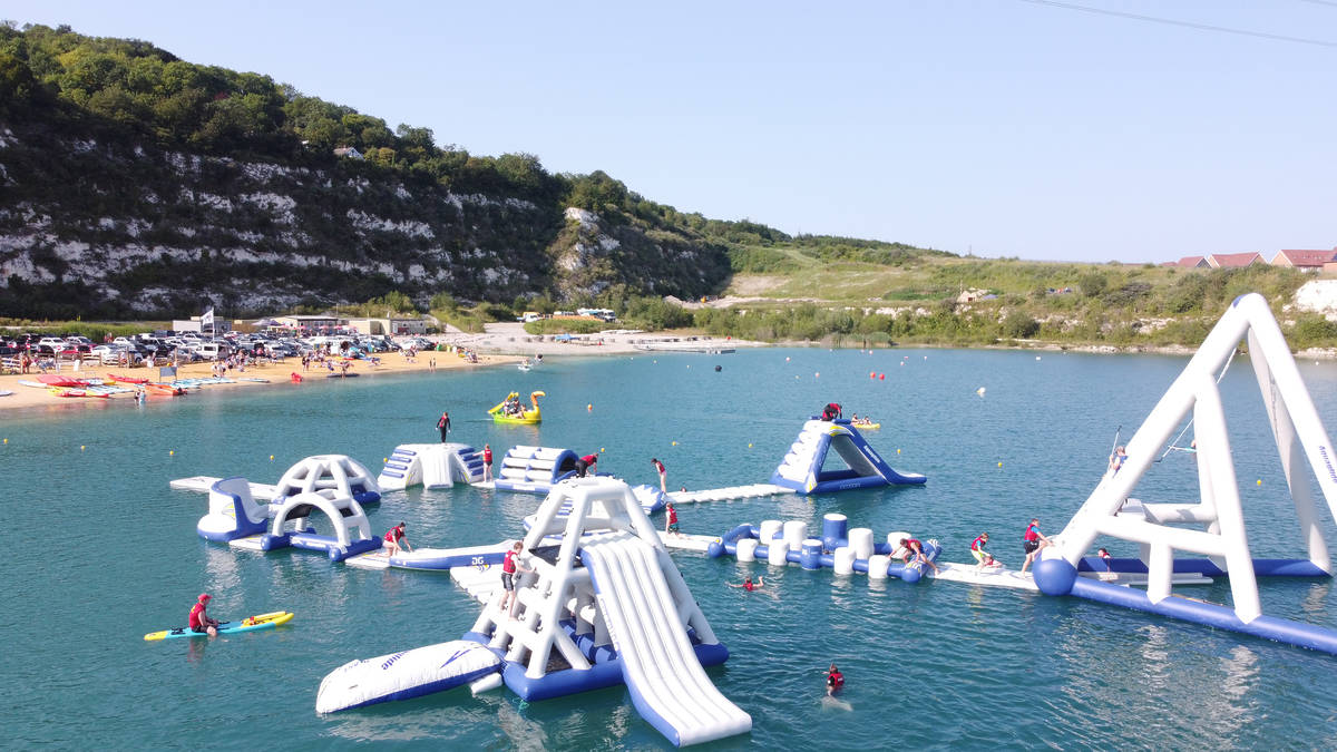 St Andrews Lakes Aqua Park 来袭！距伦敦仅40分钟，尽享巨型滑梯与私人沙滩