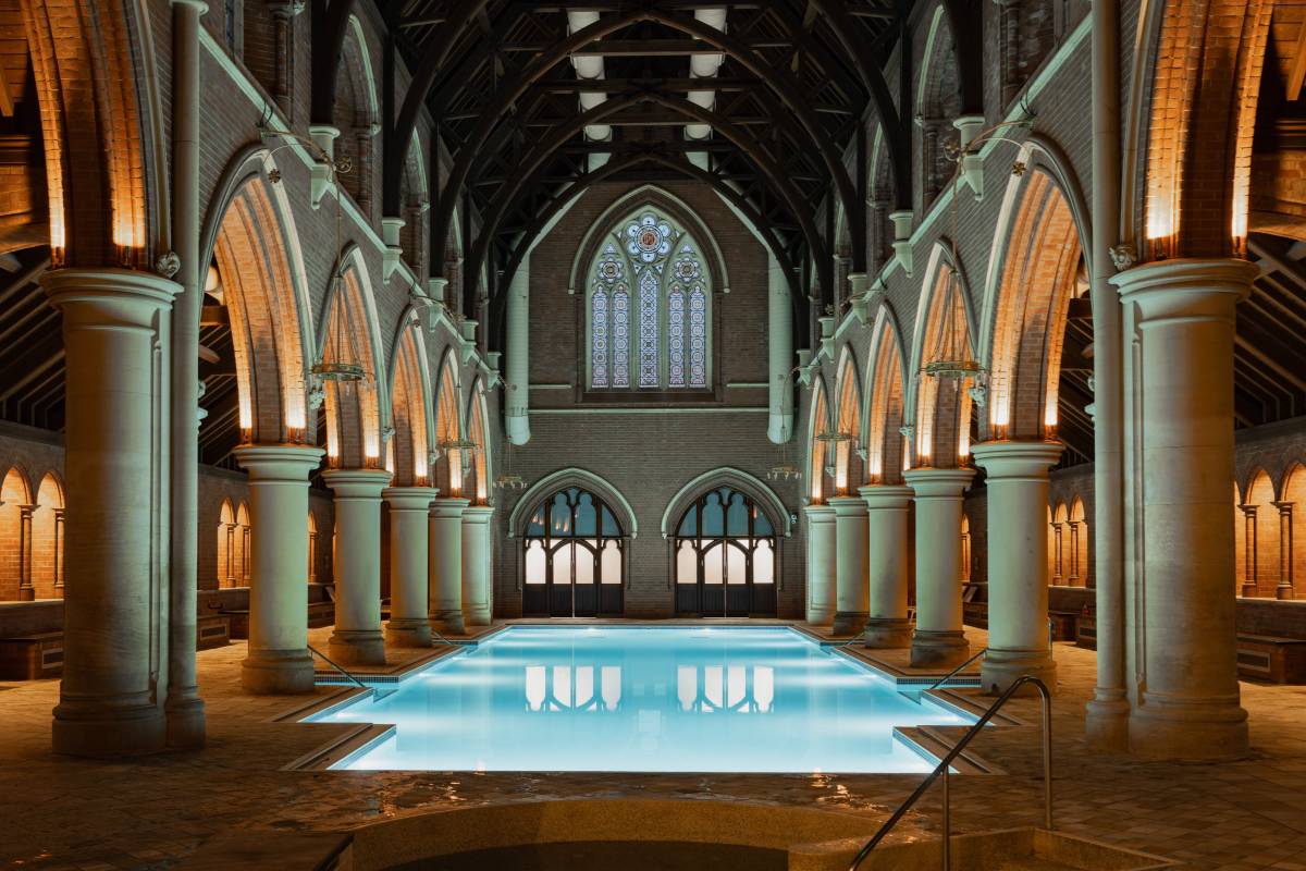隐藏在伦敦东区维多利亚教堂里的绝美泳池——Repton Park Victorian Chapel Swimming Pool