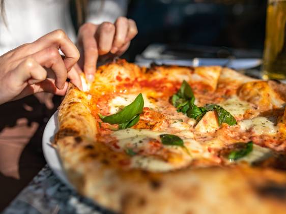Free Pizza with a Drink 伦敦来了！下班后一杯饮品，免费披萨陪你度过 Happy Hour。