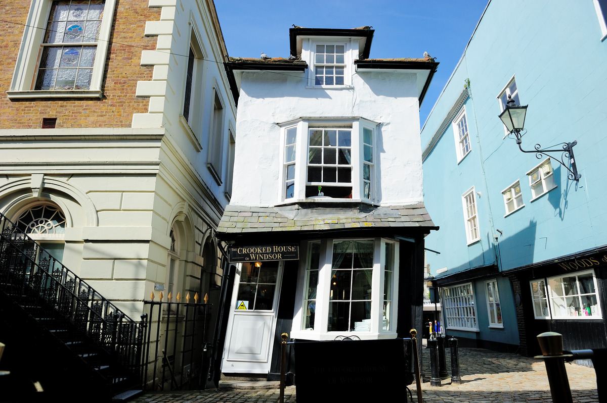 Crooked House of Windsor 来了！温莎的 17 世纪“歪斜”茶室与王室密道传说等你来探访！